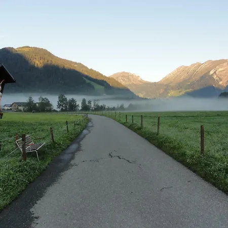 Karin Mitten Im Gruenen *